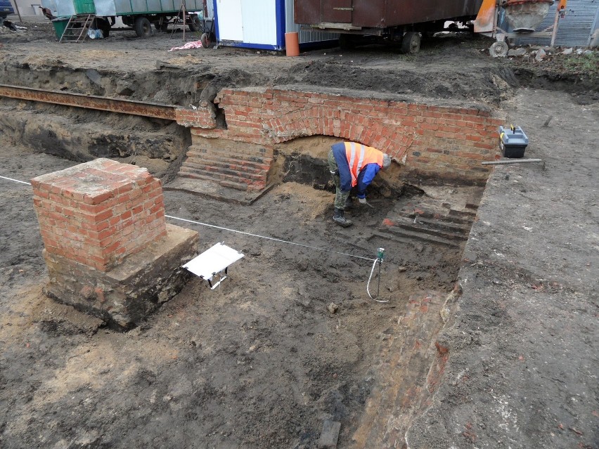 Słupsk: Trwają prace archeologiczne w fundamentach synagogi. Naukowcy odkrywają nowe szczegóły