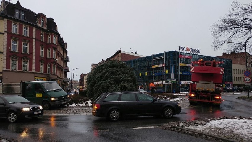 Siemianowice Śląskie: Porywisty wiatr przewrócił choinkę na rondzie Maciej [ZDJĘCIA]