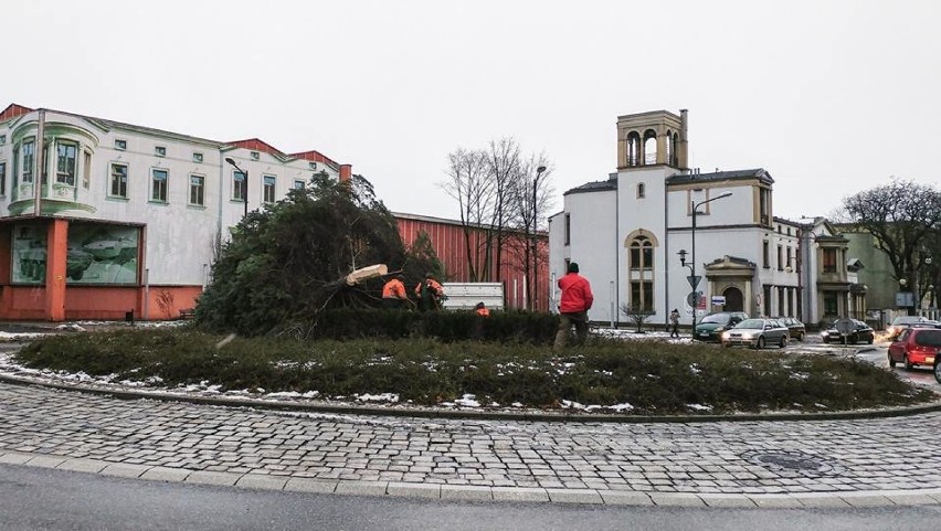 Siemianowice Śląskie: Porywisty wiatr przewrócił choinkę na rondzie Maciej [ZDJĘCIA]