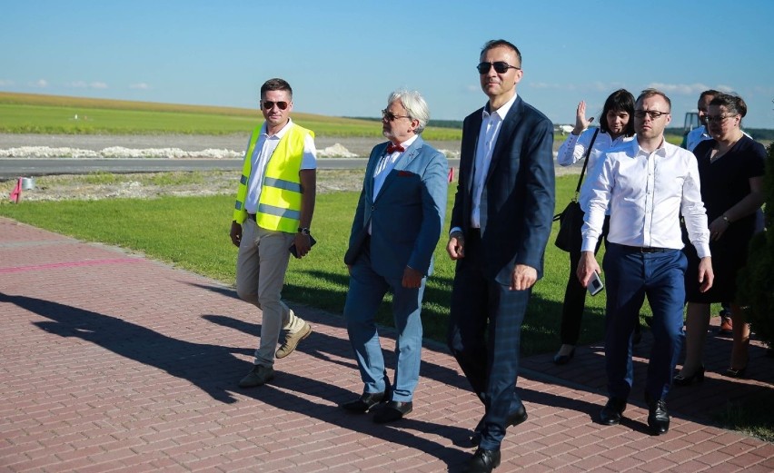 Minister obejrzał postępy w budowie pasa startowego w Centrum Lotniczym PWSZ w Chełmie – zobacz zdjęcia