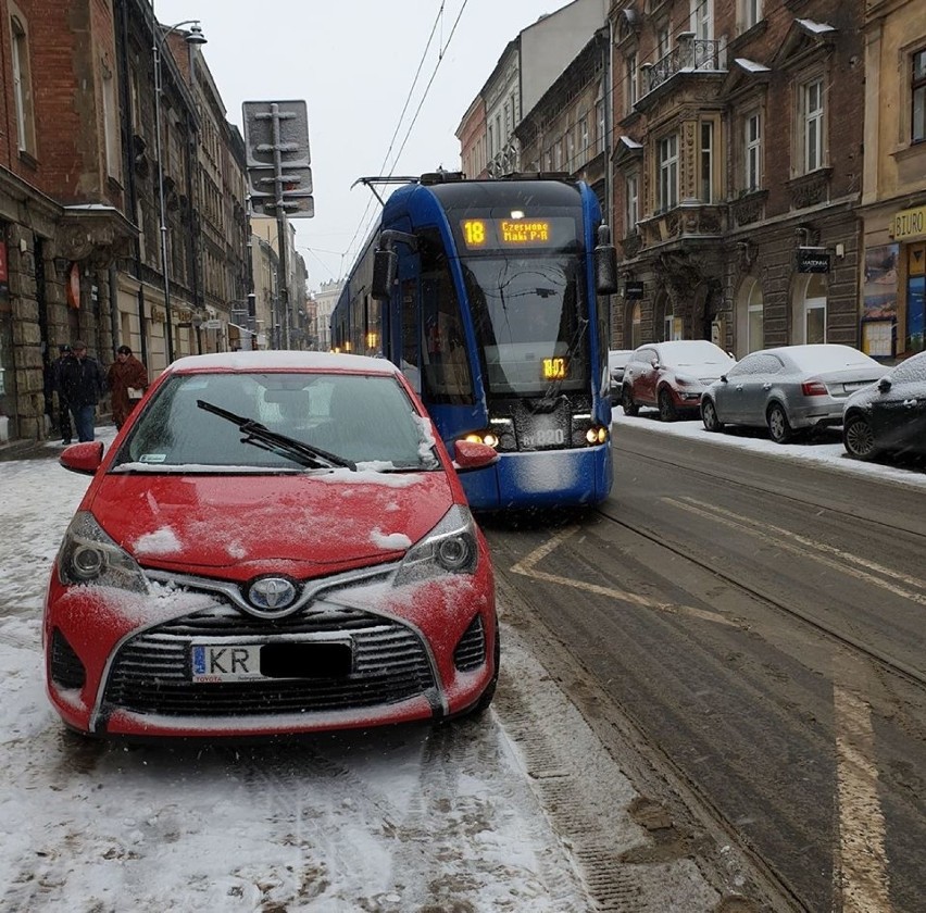 Kraków. Źle zaparkowane samochody blokują tramwaje na Długiej [ZDJĘCIA]