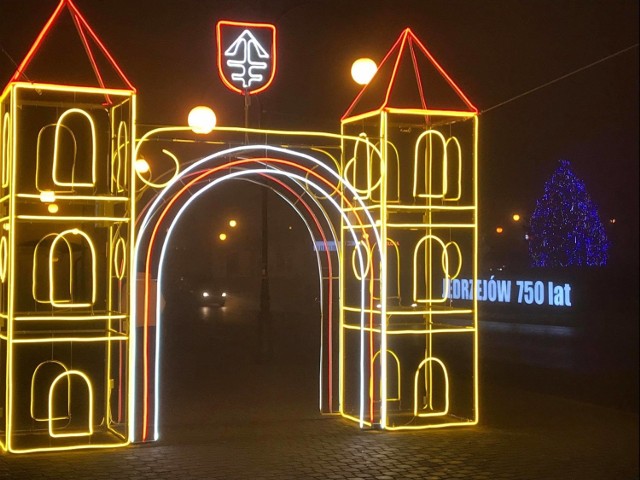 Świąteczne iluminacje w Jędrzejowie. Nasze miasto wygląda przepięknie. W centrum pojawiła się brama i napis na 750-lecie miasta.