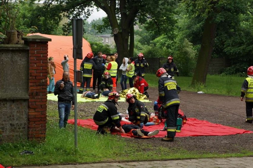 Wypadek masowy w Kaliszu. Ćwiczenia studentów PWSZ i straży. ZDJĘCIA