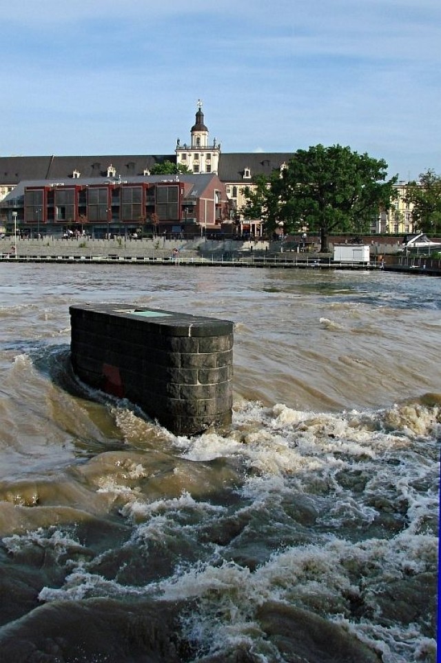 Widok z Mostu Pomorskiego. W głębi gmach uniwersytetu. Wrocław, 23 maja 2010 r. Fot. J. Bieleńko