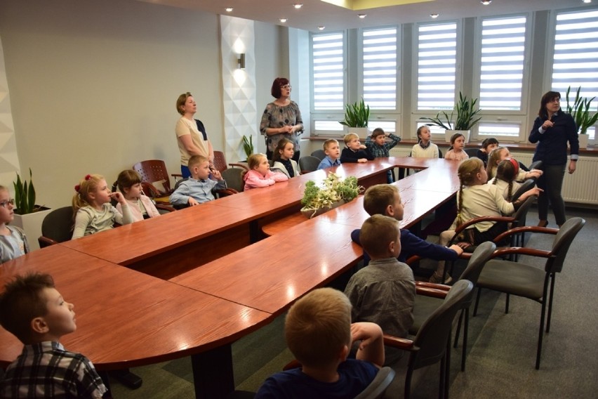 Przedszkolaki z PP 1 z wizytą w urzędzie miasta w Radomsku