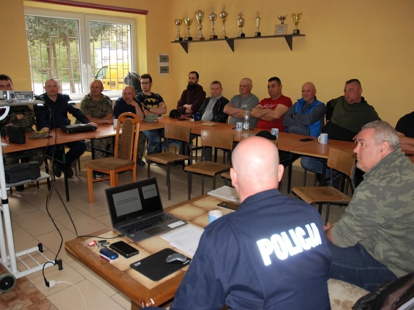 Człuchowscy policjanci strzegą bezpieczeństwa także na wodzie. Zabezpieczyli regaty kajakowe i przeprowadzili spotkanie ze strażą rybacką