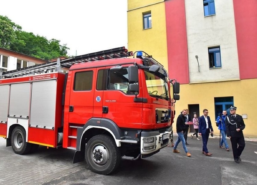 Pojazd wyposażony jest m.in. w uniwersalne uchwyty na...