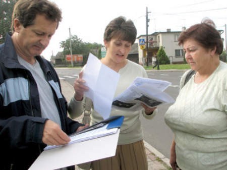 Bogusława Marchewka (w środku), Celestyna Krzysik i Artur Michałowski każdemu z mieszkańców Zofiówki chcą rozdać zaproszenie na pikietę.