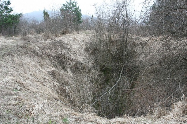 Teren Między Karczówką Dalnią i Grabiną pełen jest szybów pokopalnianych i uskoków tektonicznych które są źródłem niebezpiecznego promieniowania