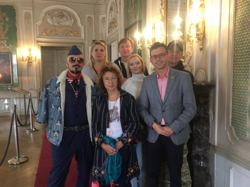 Grupa aktorów i dramaturgów zwiedziła Zamek Książ  podczas...