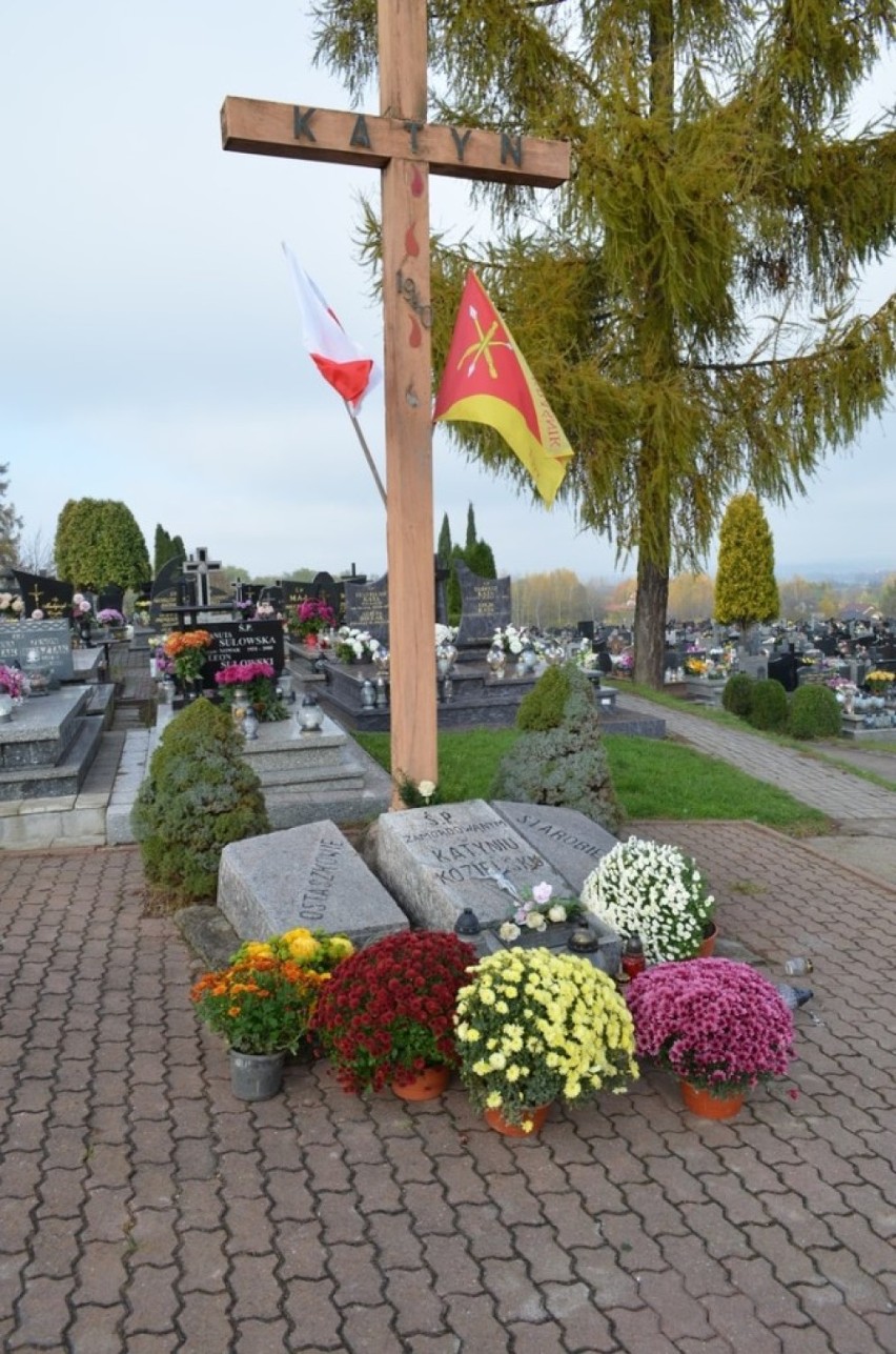 Pracownicy Starostwa Powiatowego w Kraśniku udekorowali chryzantemami pomniki i miejsca pamięci. Zobacz zdjęcia