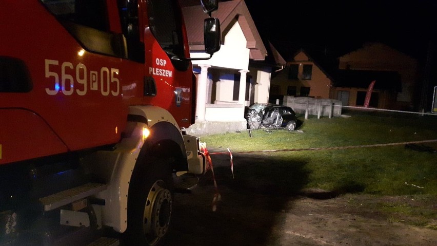 Wypadek w Piekarzewie. W sylwestrową noc 30-letni mieszkaniec powiatu pleszewskiego stracił panowanie nad pojazdem i uderzył w budynek