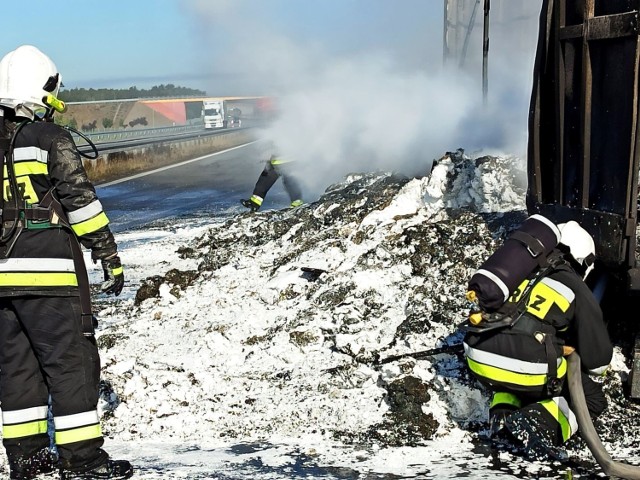 Naczepa spłonęła błyskawicznie. Pożar gasili strażacy