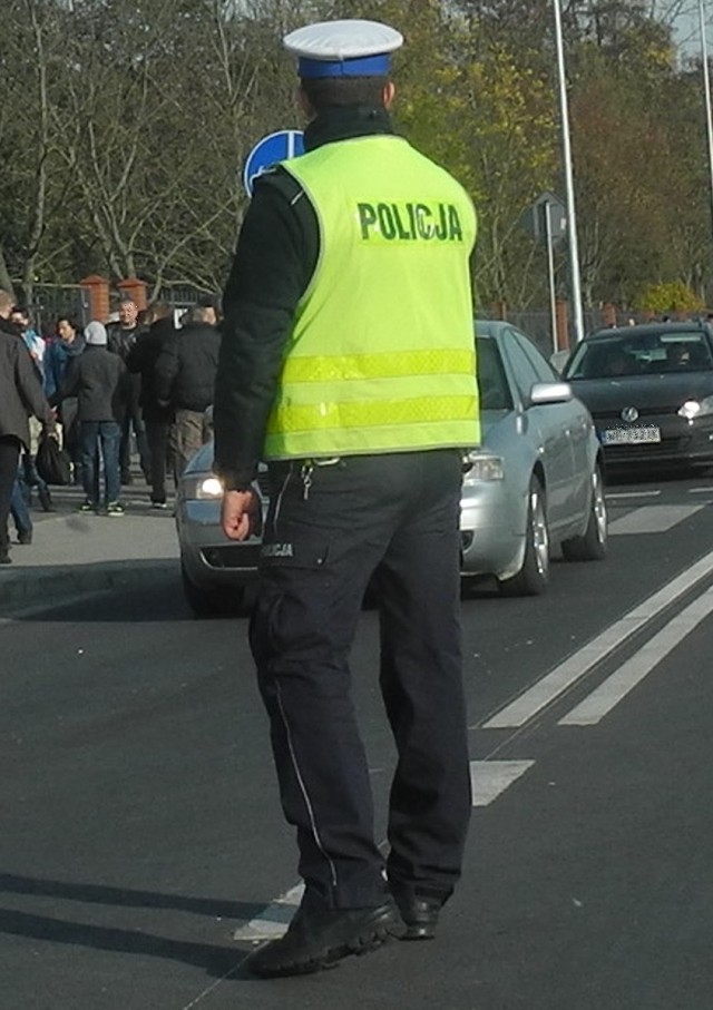 Polecenia policjanta kierującego ruchem są ważniejsze od sygnałów i znaków drogowych - przypomina policja.