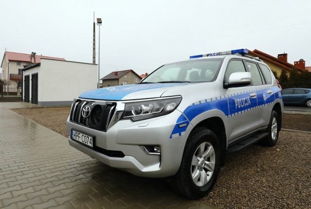 Nowy radiowóz policji w Piotrkowie - terenowa toyota land cruiser 