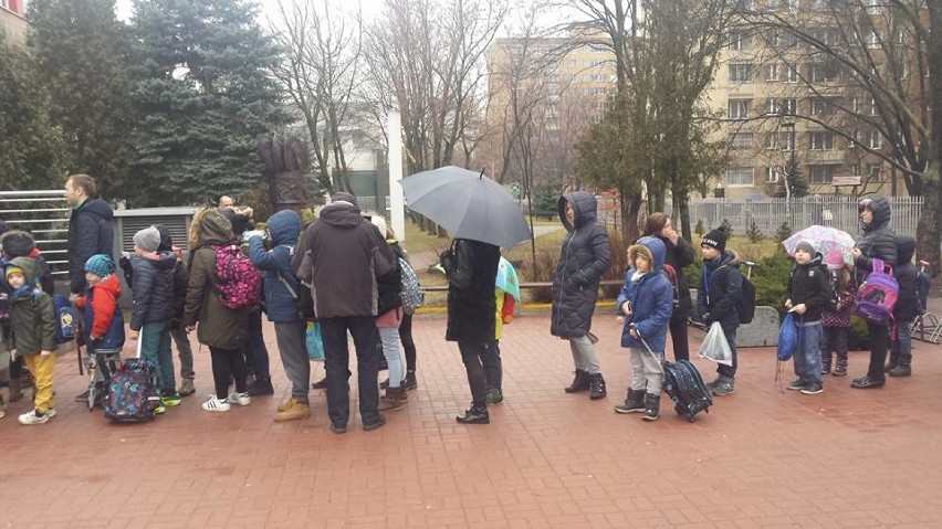 Gigantyczna kolejka przy wejściu do szkoły na Targówku....