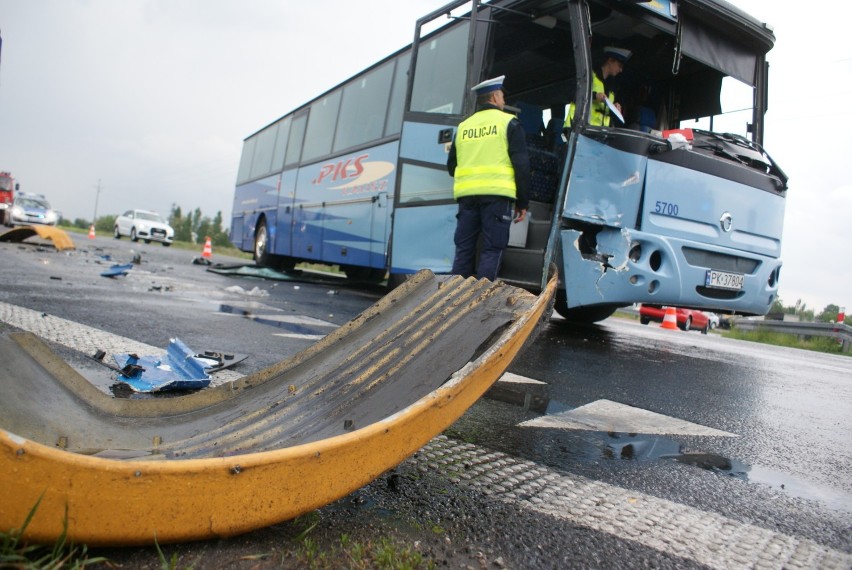 W Stawiszynie autobus PKS w Kaliszu zderzył się ciężarówką....