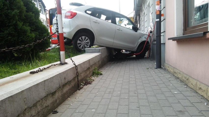 Żywiec: suzuki zatrzymało się na kamienicy [ZDJĘCIA+WIDEO] 