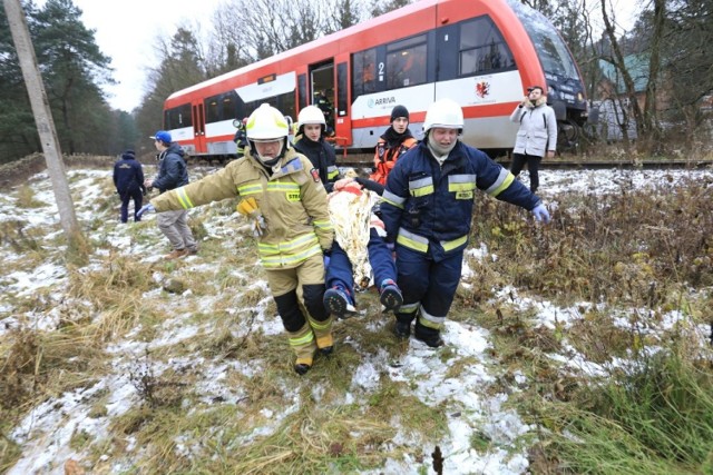 Atak terrorystyczny na pociąg i autobus Arrivy?! Do takich dramatycznych zdarzeń w okolicach godz. 11 doszło w Olku pod Toruniem. W akcji ratunkowej udział biorą wszystkie służby.

Zobacz także: Tragiczny wypadek na przejściu dla pieszych w Toruniu. Nie żyje 21-latka [ZDJĘCIA]

Na szczęście to tylko rutynowe ćwiczenia i wykorzystanie w praktyce procedur obowiązujących u przewoźnika.
-&nbsp;Chcemy sprawdzić, jak to wszystko zadziała, jak szybki będzie alarm, ile czasu zajmie dojazd służb – wylicza Joanna Parzniewska, rzeczniczka prasowa Arrivy. - Warunki atmosferyczne mamy trudne, co dodatkowo komplikuje sytuację.

Na przejeździe kolejowym w Olku doszło do zderzenia szynobusu z autobusem. W obu pojazdach byli ludzie. Dodatkowo na pokładzie pociągu wybuchł pożar, doszło tam także do agresji. Konieczna była ewakuacja pasażerów, segregacja rannych i pilna pomoc medyczna.

Zarówno pracownicy Arrivy, jak i służby ratunkowe spisały się na medal. 

