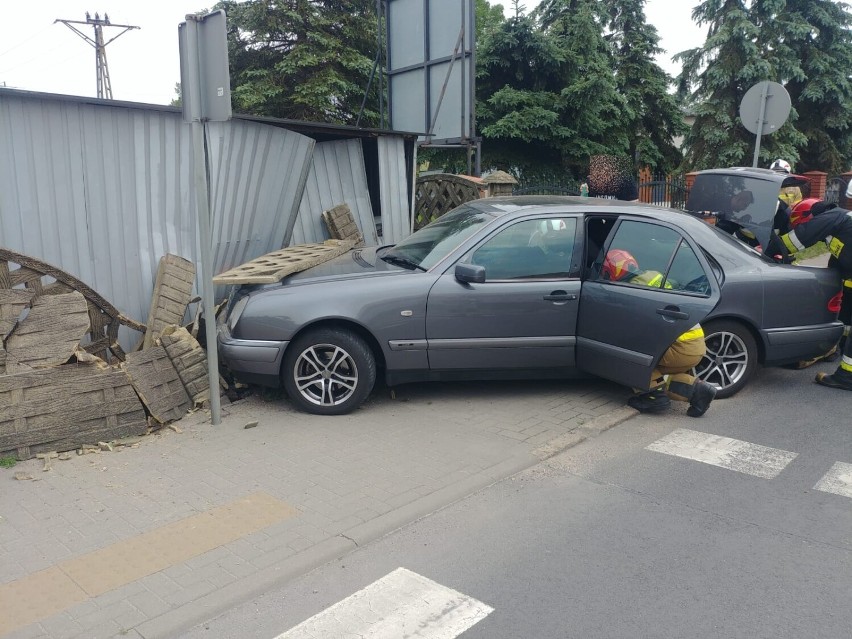 Mercedes uderzył w ogrodzenie i blaszany garaż w Piotrkowie...