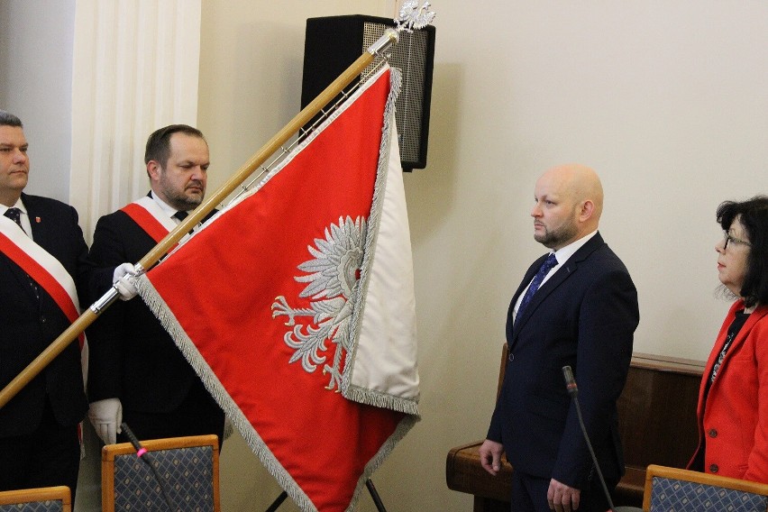 Nowy radny Rady Miejskiej w Wieluniu  Paweł Walczybok złożył ślubowanie. Trwa sesja ZDJĘCIA