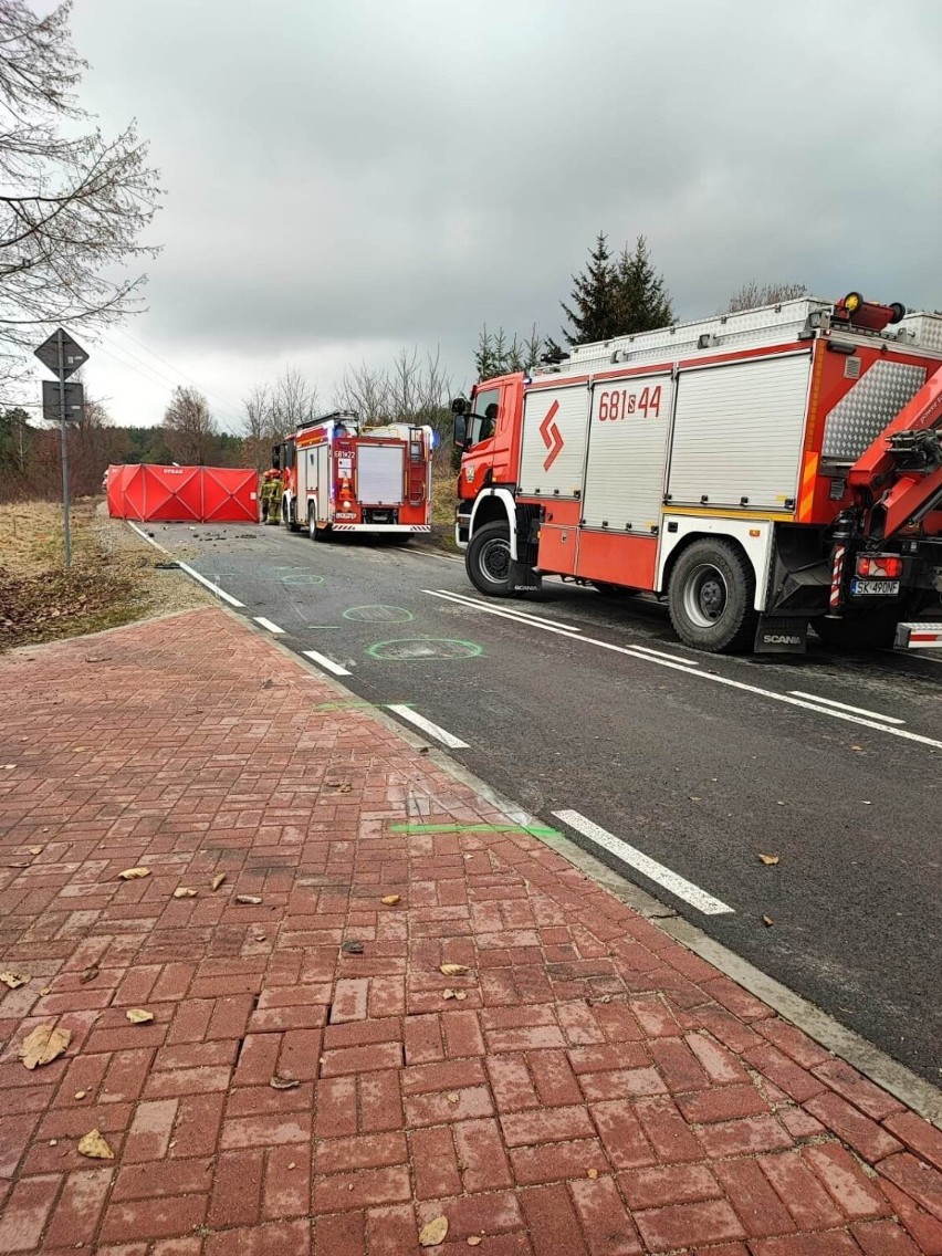 Tragiczny wypadek w Morsku k. Zawiercia. Dachowało osobowe renault. Nie żyje 63-latek. Na miejscu lądował śmigłowiec LPR