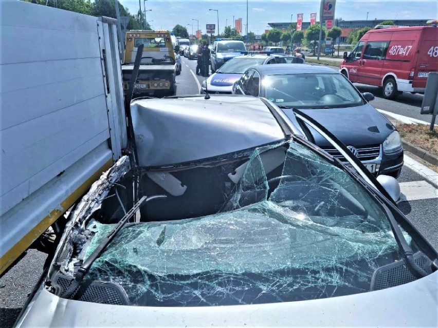 Pijany kierowca spowodował wypadek w Lesznie. Drogowy pirat miał 2,5 promila alkoholu