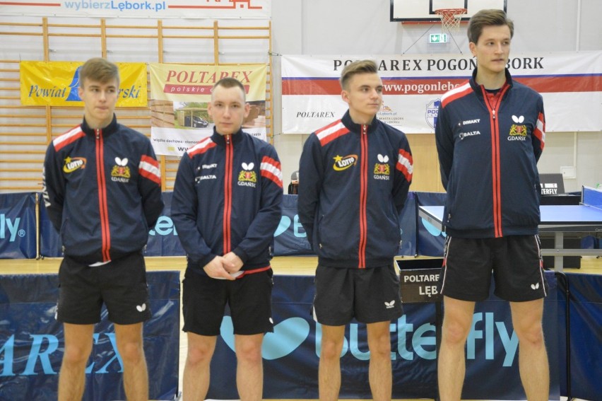 Tenisiści Poltarex Pogoni Lębork w zaległym meczu 11 kolejki spotkań I ligi pokonali na własnych stołach KS AZS AWFiS II Gdańsk 8:2.
