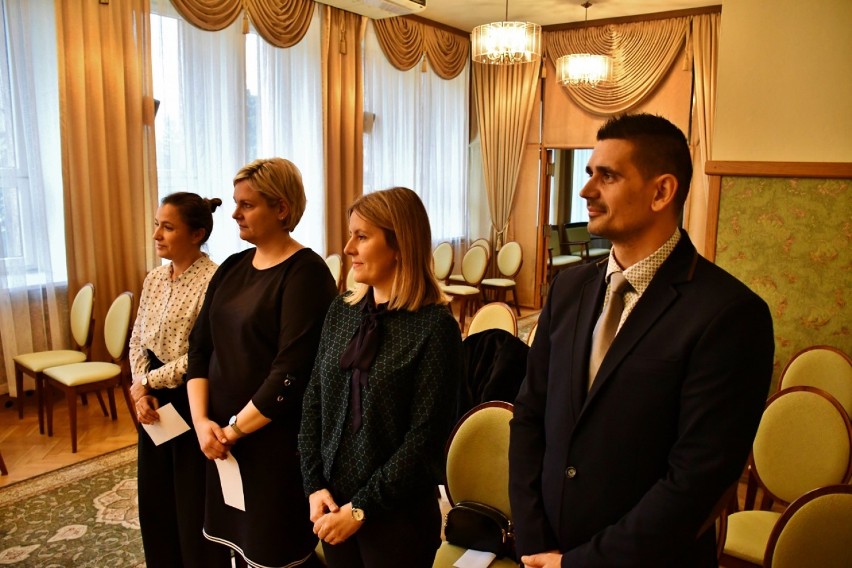Awanse nauczycieli czterech szkół podstawowych i SOSW w Piotrkowie