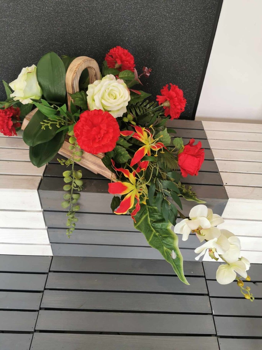 Piękne kompozycje kwiatowe na groby dostępne w kwiaciarni "Kompozycja" w Wieluniu