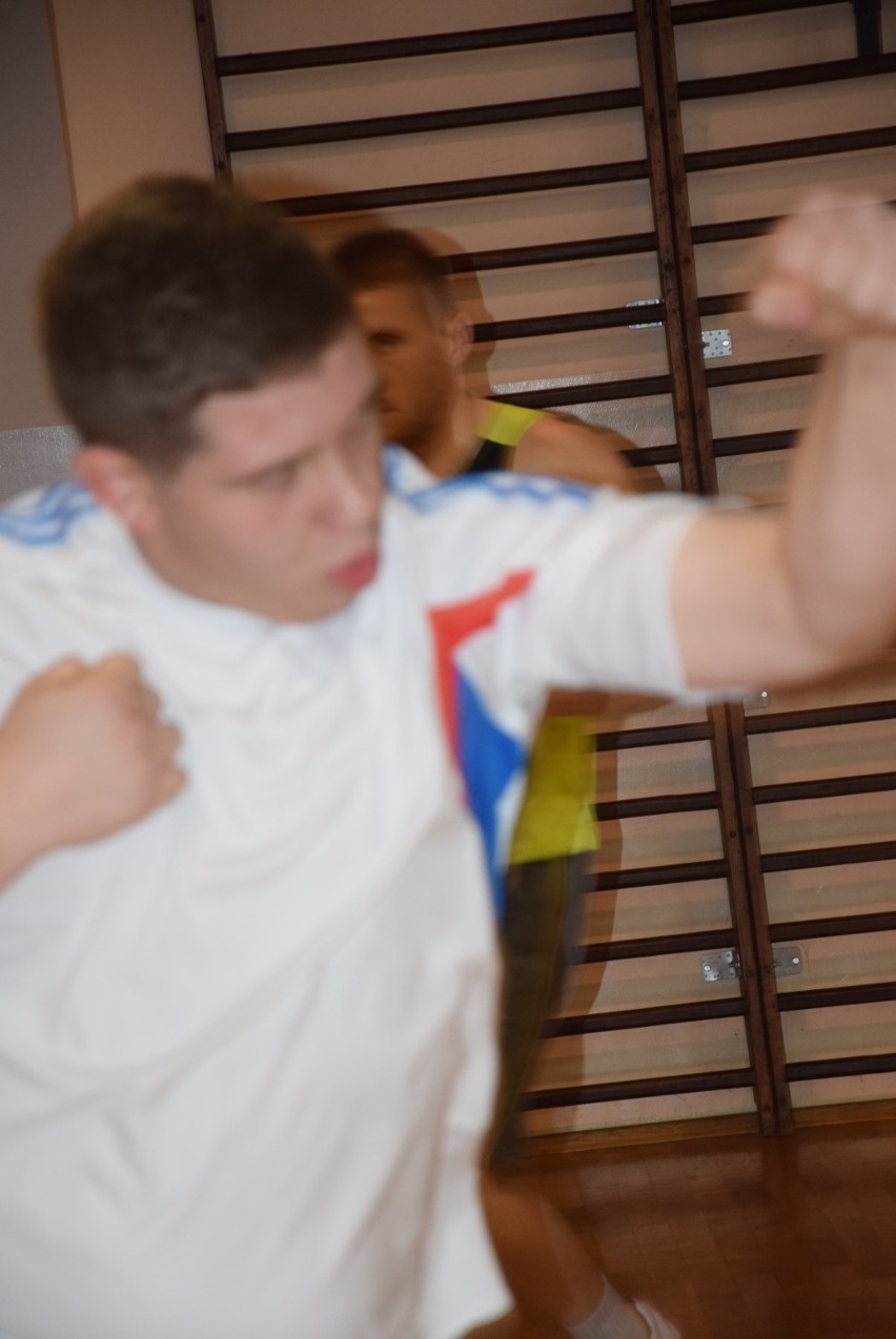 BOKS: Na sali przy ulicy Sportowej w Krotoszynie treningowi młodych bokserów przyglądał się... Andrzej Gołota [ZDJĘCIA + FILM]