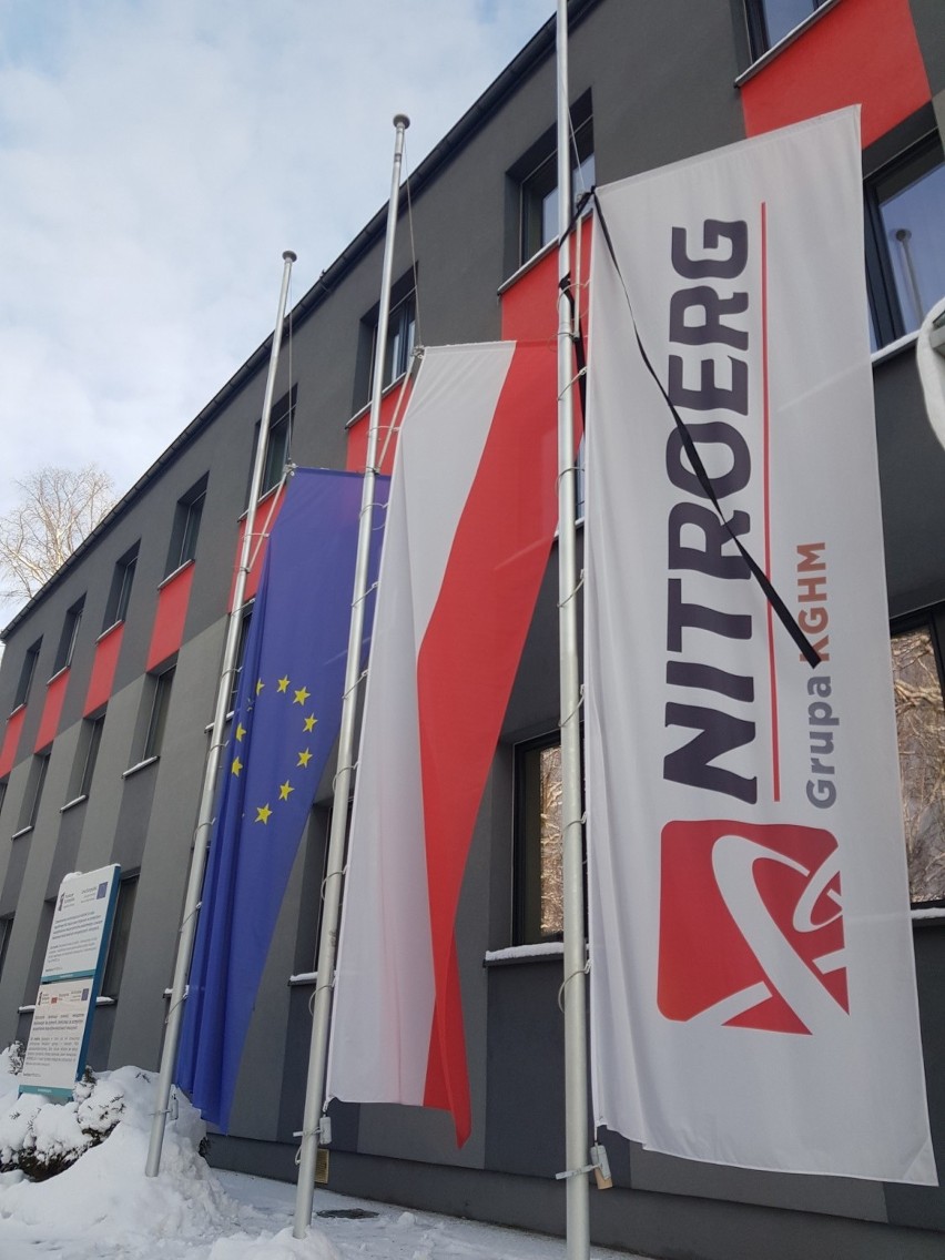 Flagi przed biurowcem zakładu Nitroerg w Bieruniu