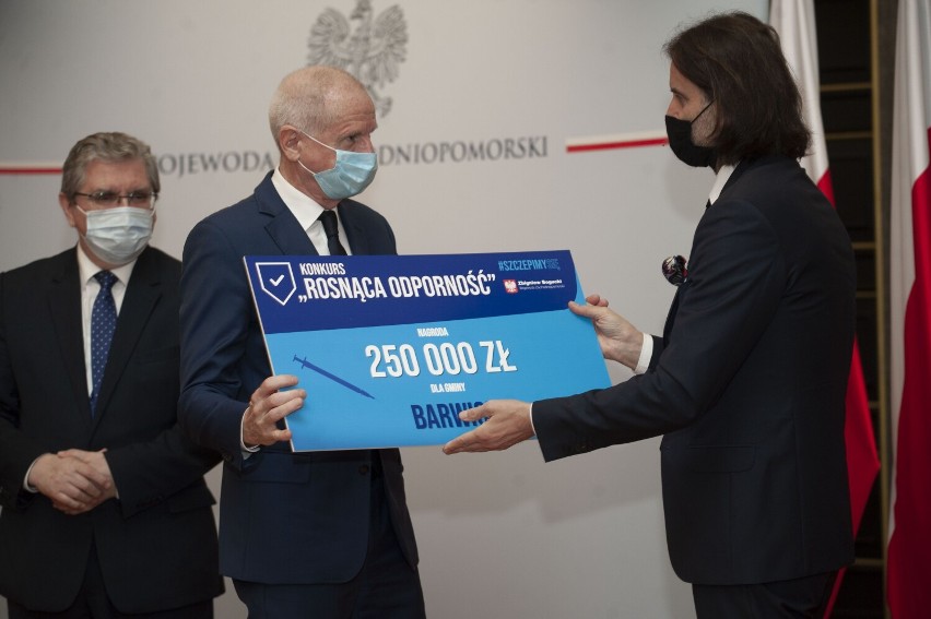3,5 miliona zł dla gmin z powiatów szczecineckiego i świdwińskiego za akcję szczepień [zdjęcia]