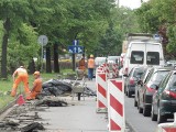 Wrocław: Kochanowskiego zakorkowana, a robotnicy podpierają łopaty (ZDJĘCIA)