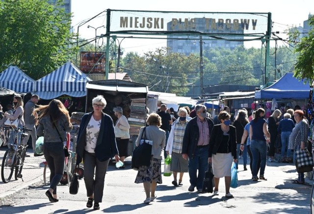 W piątek 4 września handel w Miejskim Placu Targowym w Kielcach szedł świetnie. Ładna pogoda sprzyjała, na popularnych bazarach były więc tłumy. Tym razem hitem były wrzosy, chętnie kupowano też tańsze warzywa i owoce na przetwory. Wielką popularnością cieszą się też rozstawione przy ulicy stoisko ze używanymi drobiazgami. Można tam znaleźć prawdziwe cuda.

Na kolejnych slajdach zobaczcie co działo się na kieleckich bazarach w piątek 4 września 