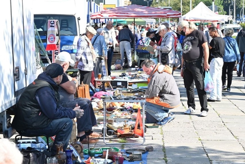 Tłumy ludzi w piątek na bazarach w Kielcach. Zobaczcie co kupowali [ZDJĘCIA]