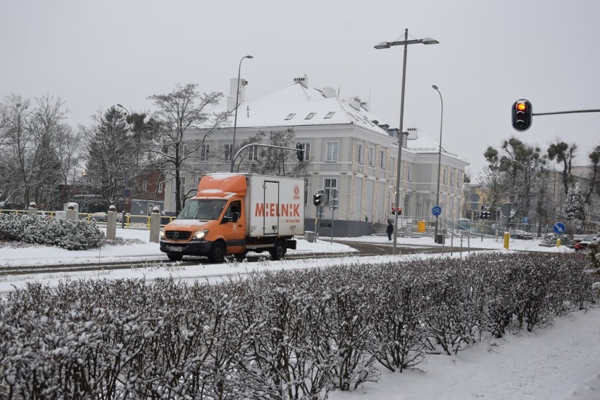 Duże opady śniegu w Pruszczu i powiecie gdańskim. Na drogach panują trudne warunki |ZDJĘCIA