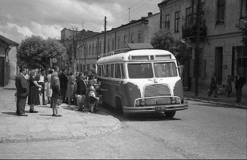 Lata 1952-1957 , Przystanek autobusowy na rogu Warszawskiej...