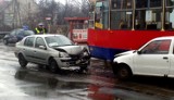Zderzenie samochodów z tramwajem na skrzyżowaniu Nakielskiej i Stawowej 