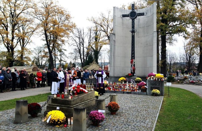 Koronawirus Nowy Sącz. Cmentarze zamknięte na Wszystkich Świętych i Dzień Zaduszny. Premier Mateusz Morawiecki podał nowe obostrzenia 30.10 