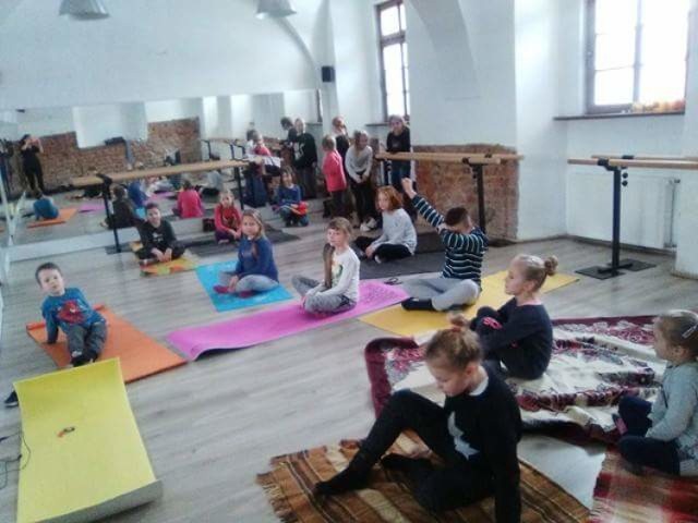Fragment zajęć jogi prowadzonych w trakcie ferii w Dzierzgońskim Ośrodku Kultury