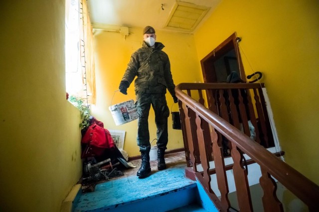 Remont łazienki w domu przy ul. Nasypowej społecznicy rozpoczęli 7 stycznia br. Pomagali w nim wolontariusze i żołnierze WOT.