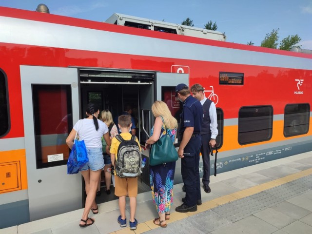 Mł. asp. Miłosz Sobczyk, rozmawiał z dziećmi m.in. o bezpieczeństwie w ruchu drogowym, nad wodą oraz na kolei