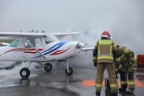 Zderzenie samolotów na lotnisku w Piotrkowie. Do zdarzenia doszło na pasie startowym. Taki był scenariusz ćwiczeń służb ratowniczych. FOTO