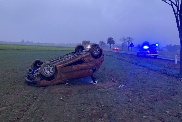 Pijany kierowca wypadł z drogi w Mzurkach i porzucił auto w polu