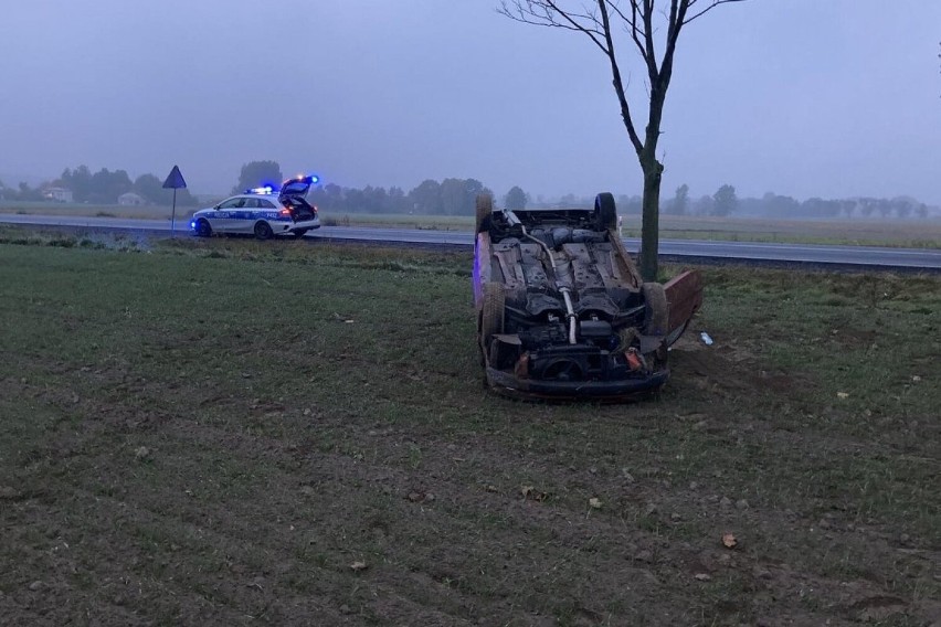 Pijany kierowca wypadł z drogi w Mzurkach i porzucił auto w...