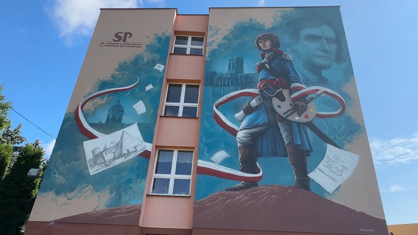 W Dąbrowie Białostockiej inaugurację roku szkolnego połączono z odsłonięciem muralu z wizerunkiem Tadeusza Kościuszki (wideo)