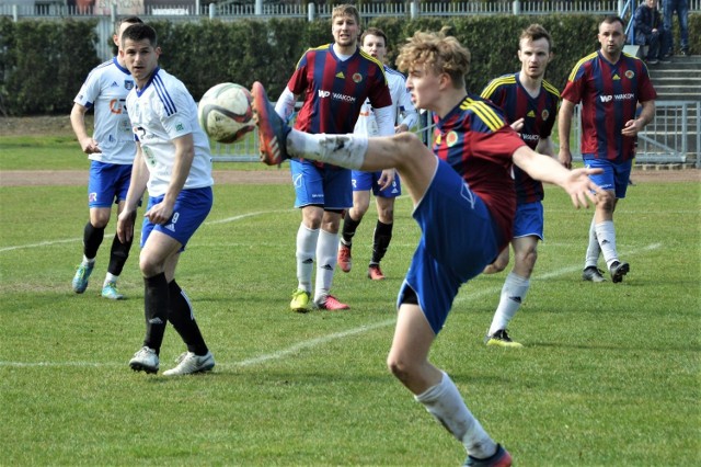 Unia Oświęcim przegrała na własnym boisku z Orłem Ryczów 0:1 w czwartoligowych piłkarskich derbach zachodniej Małopolski. Na zdjęciu: Marcel Wilczyński (Orzeł, z piłką), a w pobliżu Dawid Rzeszutko (Unia, pierwszy z lewej)