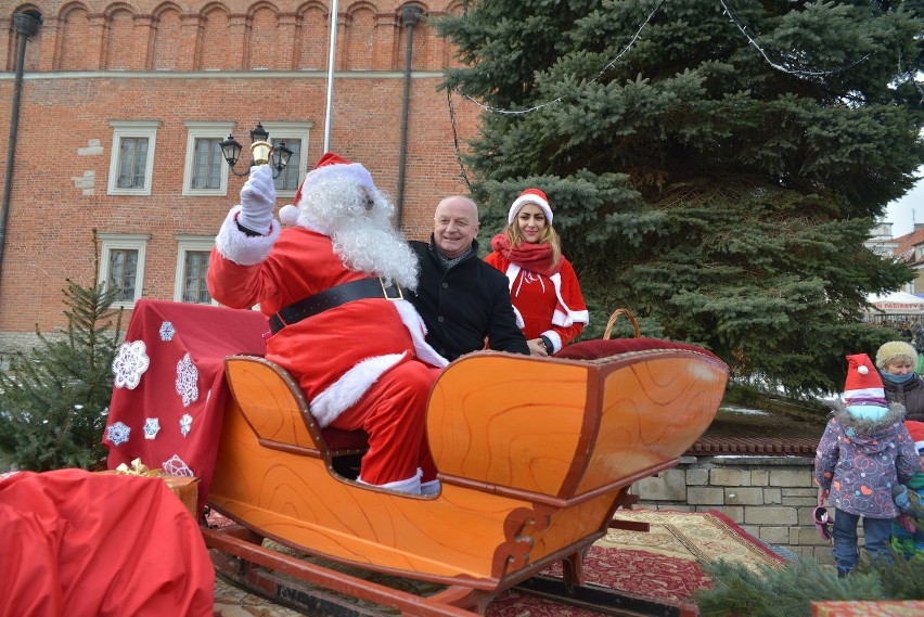Mikołajki w Sandomierzu.Burmistrz powitał Świętego Mikołaja. Słodkie upominki dla grzecznych dzieci