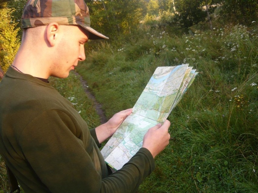 Nauka czytania mapy. Na zdjęciu mój brat w roli ucznia.